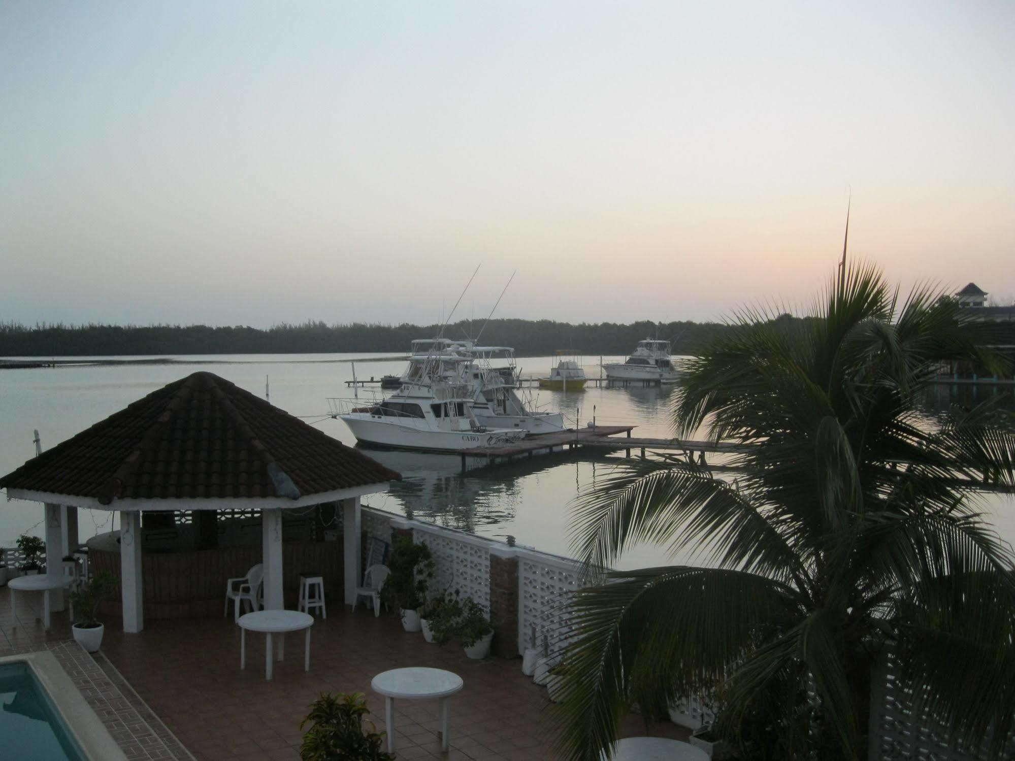 Florence Hall Fisherman'S Inn Hotel מראה חיצוני תמונה